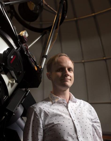 Foto van Lucas Ellerbroek bij een telescoop door Dirk Gillissen